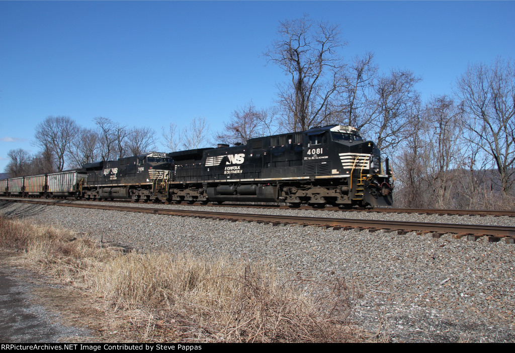 NS 4081 takes train 590 east